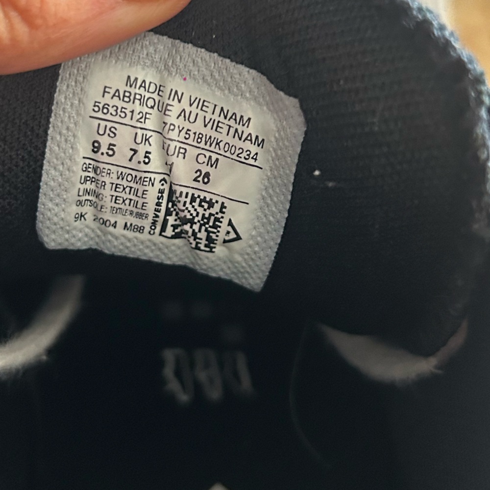 Converse Women’s 9 1/2 Black and White Mid-Top Sneakers - Picture 5 of 8